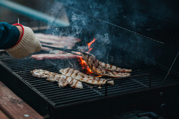 삼겹살을 그릴에 맛있게 굽고 있어요