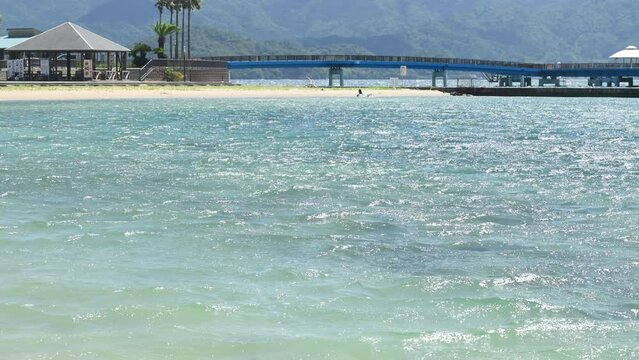 白い砂浜と透明な海　海の旅行や背景素材に　広角