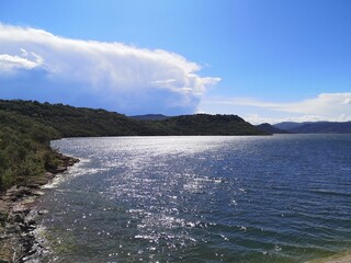 l'orage arrive sur le lac du salagou, hérault, france