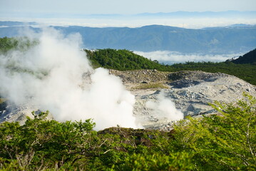 白煙を上げる硫黄山の景色