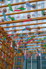 永田町の風鈴と風車のある風景