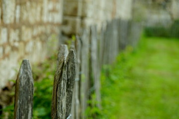 Staketenzaun an einem Grundstück © Jogerken