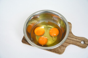 ステンレス製容器の中の三つの生卵