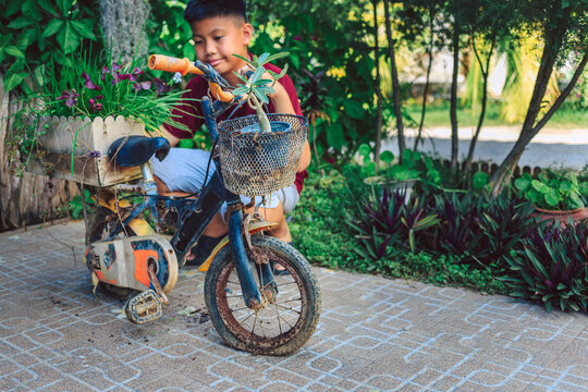 Asian boys have found old bicycles by turning them into flower pots for their homes.This creative idea not only makes use of discarded items but also creates a beautiful and sustainable garden design