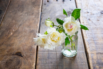 白いバラの花を飾る