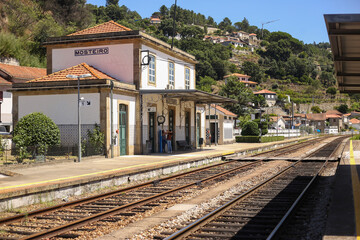 Fototapeta na wymiar Aconchegante Estação de Trem Mosteiró, Ancede: Um Vislumbre da Vila Portuguesa de Baião