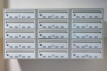 Skrzynki pocztowe w klatce schodowej domu mieszkalnego