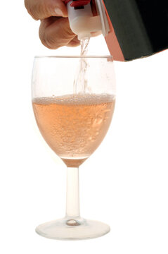 Remplir un verre de vin avec un cubi de ros&eacute; en gros plan sur fond blanc