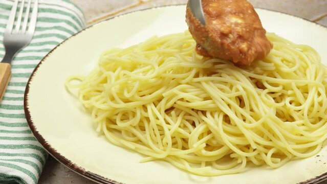 sauce tomate et feta servi avec une louche sur une assiette de spaghetti