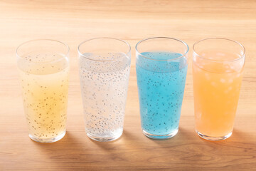左からパッションフルーツ　ライチ　フルーツミックス　ピーチのジュース
