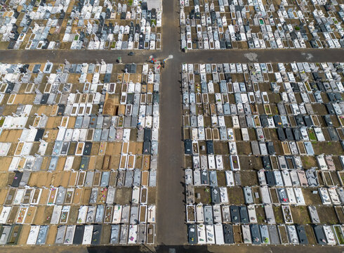 Cemit&eacute;rio. Vista a&eacute;rea de um cemit&eacute;rio com a rua em forma de cruz