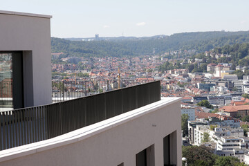 terrasse von einem neubau mit sicht auf die innenstadt 