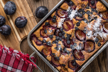Yeast cake with plums and blueberries.
