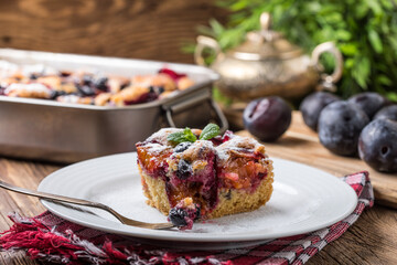 Yeast cake with plums and blueberries.