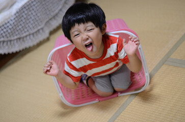 ふざける子供