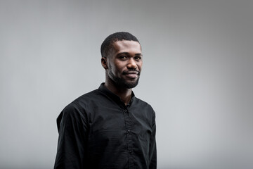 Obraz premium Black man, reassuring smile, neat beard, calm