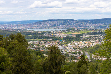 Blick aus der Ferne auf die Stadt Zürich