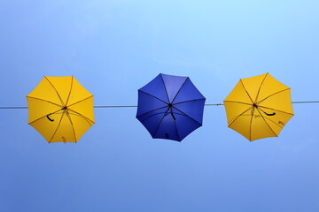 Schirme die an einem Seil hängen von unten fotografiert