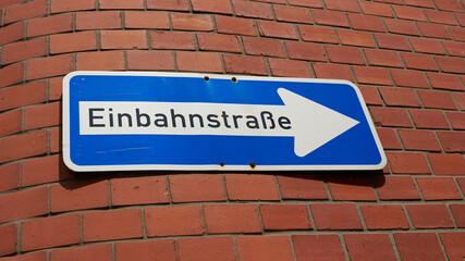 Verkehrsschild mit der deutschen Aufschrift Einbahnstraße an der Fassade eines Hauses in Wismar in Deutschland