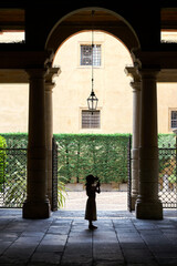 junges Mädchen in einem romantischen Innenhof in der Altstadt von Verona macht ein Foto mit einem...
