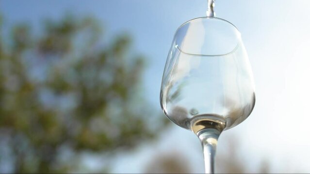 Verre de vin ros&eacute; pour l'ap&eacute;ritif en Provence