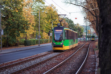 zielony tramwaj MPK w jesiennym Poznaniu, Polska