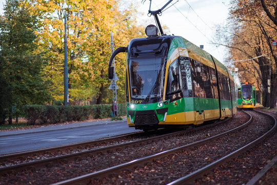 zielony tramwaj MPK w jesiennym Poznaniu, Polska