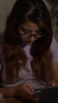 Fille marocaine qui manipule son t&eacute;l&eacute;phone