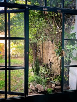 hospedaje con ventanal con vista a espacio verde