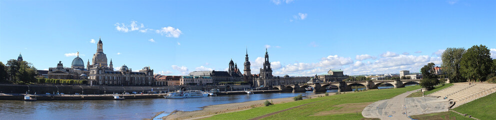 stadtansicht mit historischen gebäuden und flussufer mit fahrgastschiff