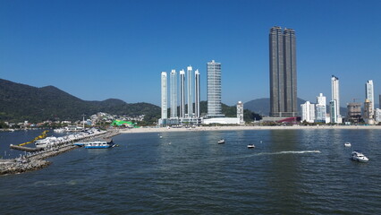 Obraz premium Balneario Camboriu em Santa Catarina no Brasil - Prédios da barra sul 