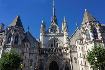 Fototapeta na wymiar A view of the facade of the Royal courts of justice