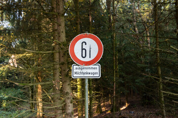 Verkehrszeichen kennzeichnet maximales Gewicht von 6 Tonnen