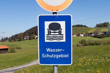 Schild kennzeichnet ein Wasserschutzgebiet - obrazy, fototapety, plakaty
