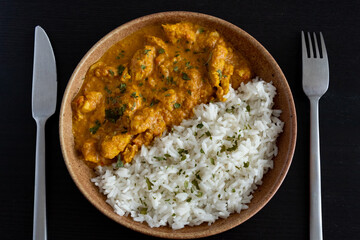 Une belle assiette de poulet curry et riz