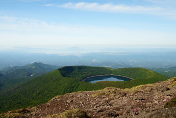韓国岳の絶壁から見える大浪池