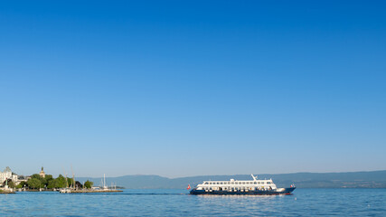 Fototapeta premium Crossing the lake Geneva by boat
