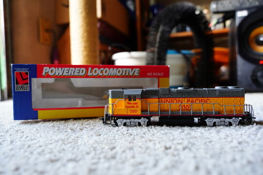 Powered Locomotive Life-Like HO Scale Union Pacific Diesel Locomotive Engine 2007 hobby train engine. 