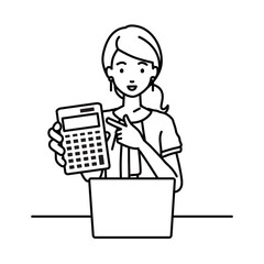 座ってデスクでノートPCを開いて電卓を指差してこちらに向けて見せているオフィスカジュアルの女性