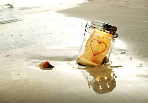 Herz, Liebe, ich liebe dich, ich vermisse dich, gebrochenes Herz, vergessenes Herz, einsam, eingesperrtes Herz, Herz aus Glas, liebesbrief, Mi manchi, Tu me manques, Te echo de menos, Message,