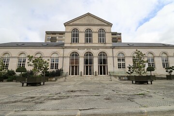 Fototapeta premium La halle aux toiles, halle aux tissus, désormais salle d'expositions et de salons, vue de l'extérieur, ville de Alençon, département de l'Orne, France
