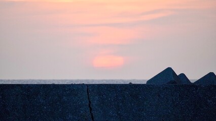 与論島の茶花港から見える夕日