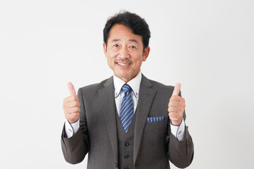 両手でグッドポーズをするミドルエイジのビジネスマン　白背景