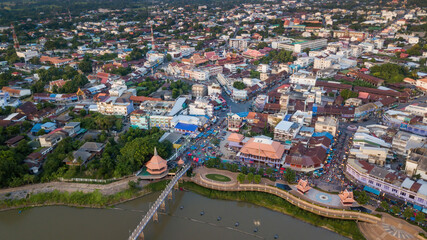 Obraz premium Aerial View landscape water flowing and life of thai people fishery, Aerial Drone View of Sakae Krang River and home villages near the river at Uthai Thani Province in Thailand