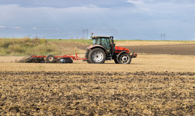 Obraz premium A farmer in a tractor prepares his field