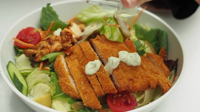 vegetable salad with grilled chicken 