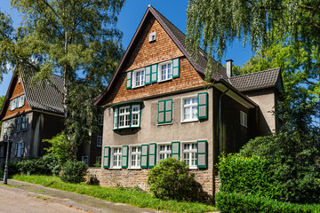 Historische Häuser der Arbeitersiedlung Margarethenhöhe in Essen; Ruhrgebiet; Deutschland - obrazy, fototapety, plakaty