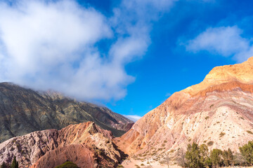 Fototapeta premium HILL OF SEVEN COLORS IN PURMAMARCA. HUMAHUACA, JUJUY. ARGENTINE NORTHWEST. FAMOUS TOURIST PLACE.
