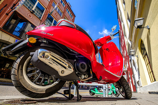 typical old piaggio vespa motorroller