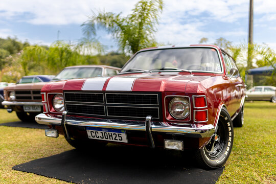Chevrolet Opala Caravan vermelho, vis&atilde;o frontal, grade frontal, evento de carros antigos no Brasil